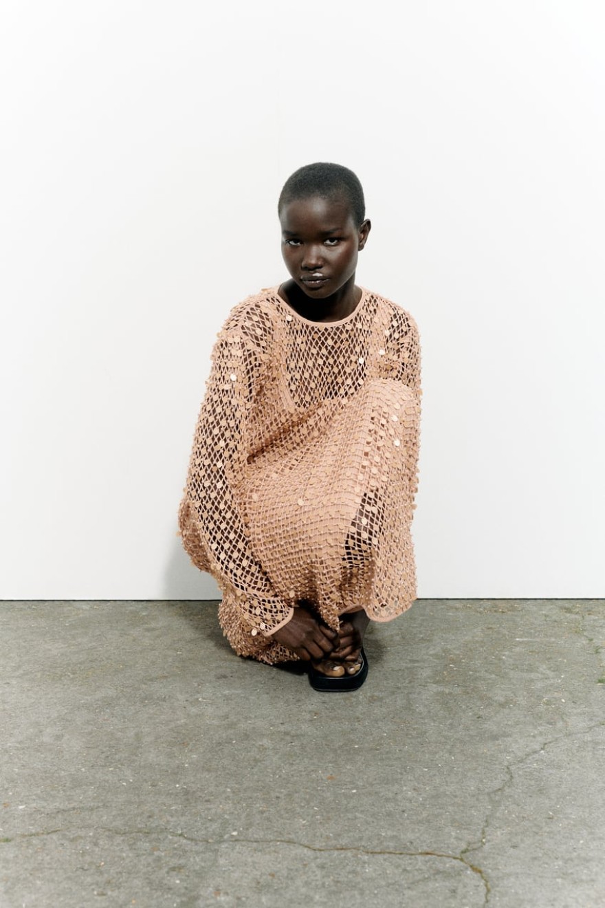 Άνοιξη 2023: Το πιο σικ φόρεμα των Zara για κυρίες άνω των 40 - Κατάλληλο και για plus size γυναίκες