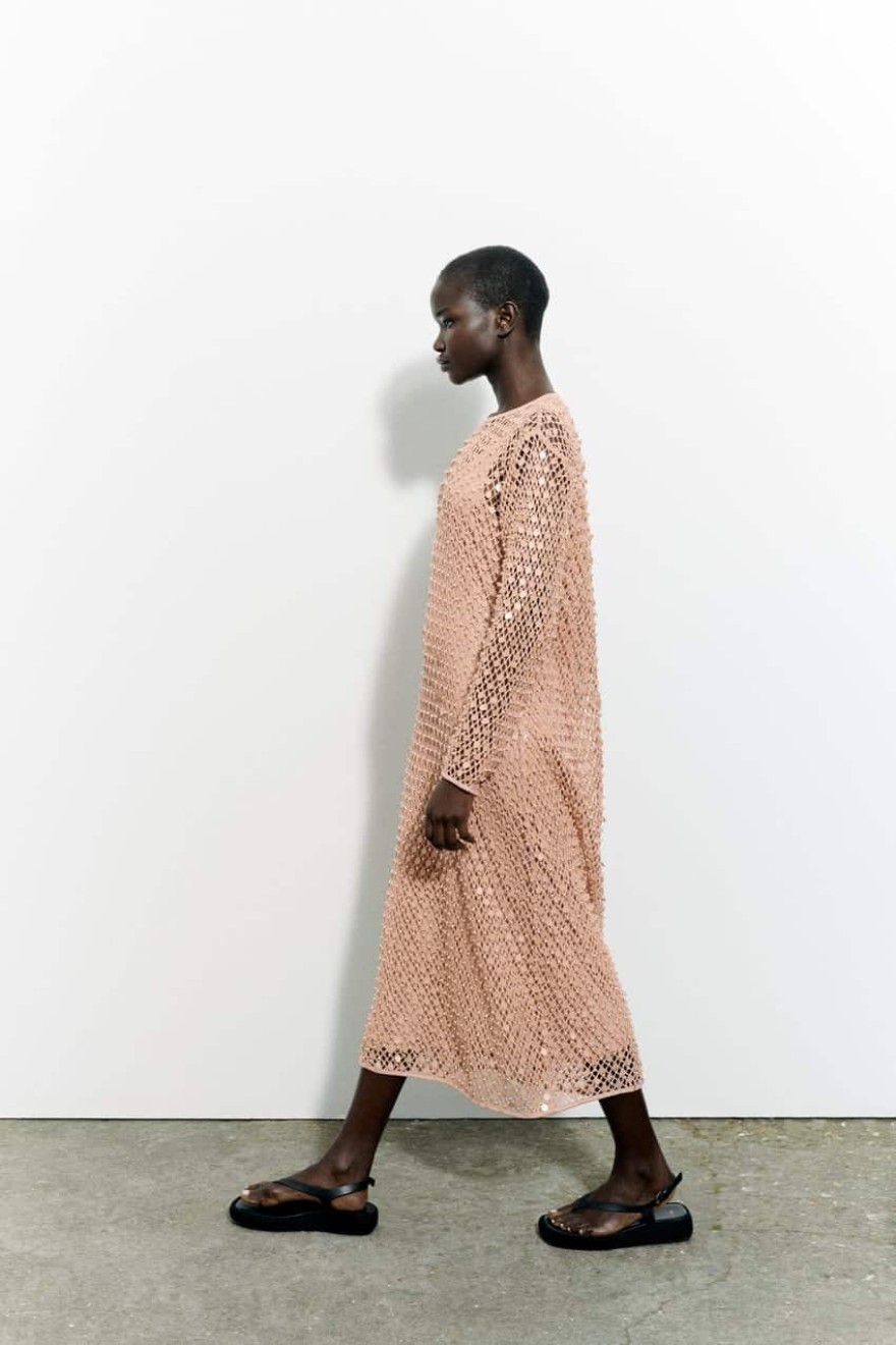 Άνοιξη 2023: Το πιο σικ φόρεμα των Zara για κυρίες άνω των 40 - Κατάλληλο και για plus size γυναίκες