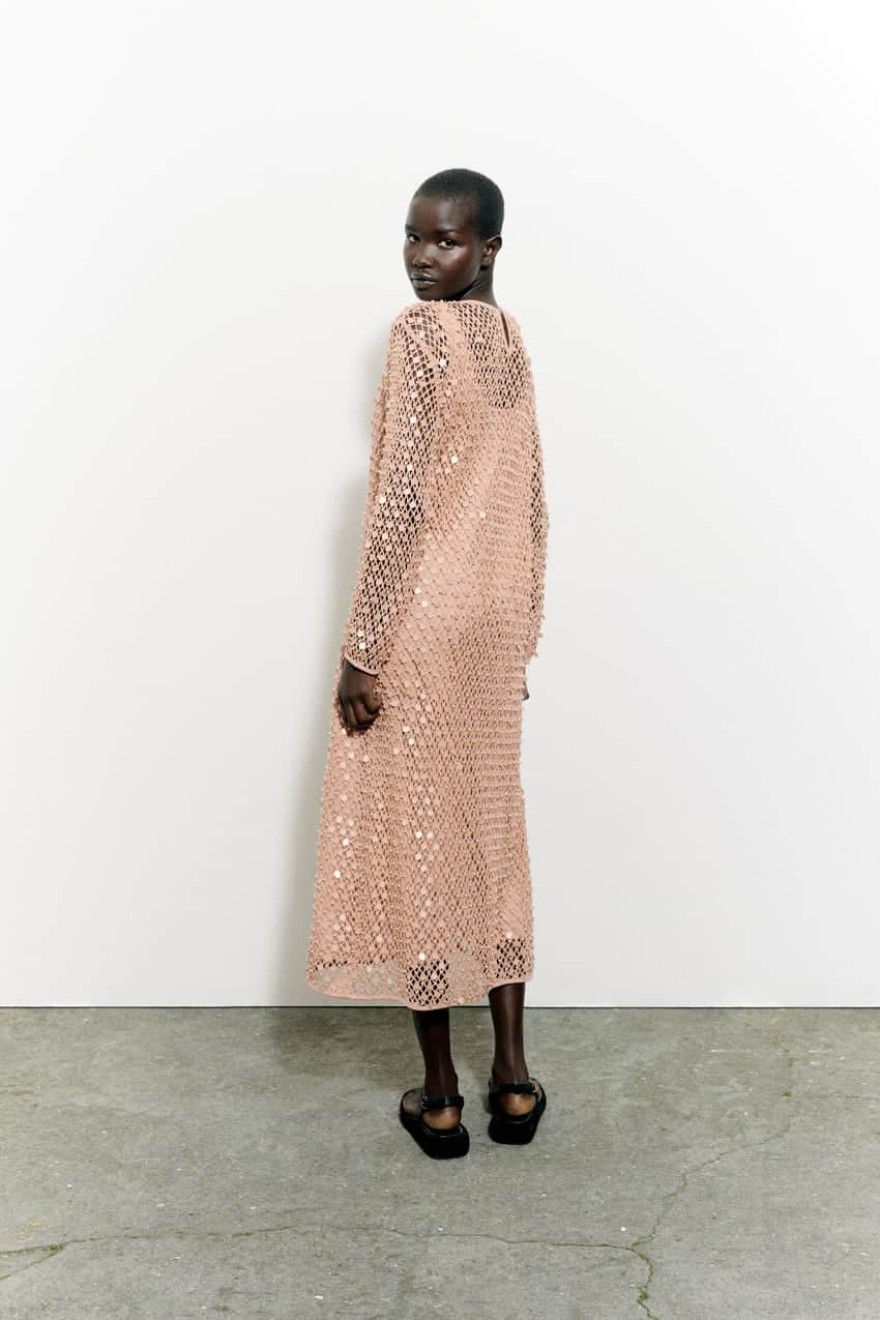 Άνοιξη 2023: Το πιο σικ φόρεμα των Zara για κυρίες άνω των 40 - Κατάλληλο και για plus size γυναίκες