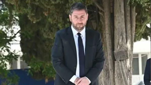 Βουρκωμένος πάνω από τον τάφο της Φώφης Γεννηματά ο Νίκος Ανδρουλάκης - Ανατριχιάζει η κίνησή του