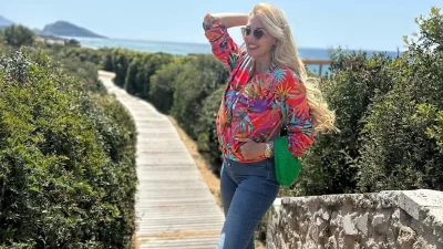 Με κατακόκκινο μπικίνι στην παραλία - Πανζουρλισμός στο instagram με την φωτογραφία της Κωνσταντίνας Σπυροπούλου