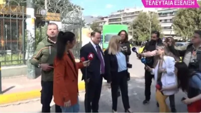 Έφτασε στην Ευελπίδων η χήρα του Γιώργου Καραϊβάζ και οδηγήθηκε στον ανακριτή
