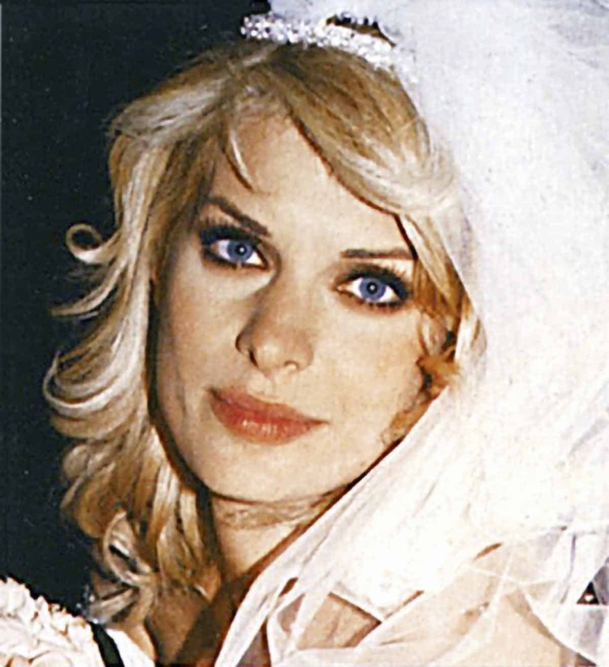 Πριν φτιάξει τα δόντια της, με καστανά άφρο μαλλιά: Σπάνιες φωτογραφίες της Ελένης Μενεγάκη στο φως της δημοσιότητας