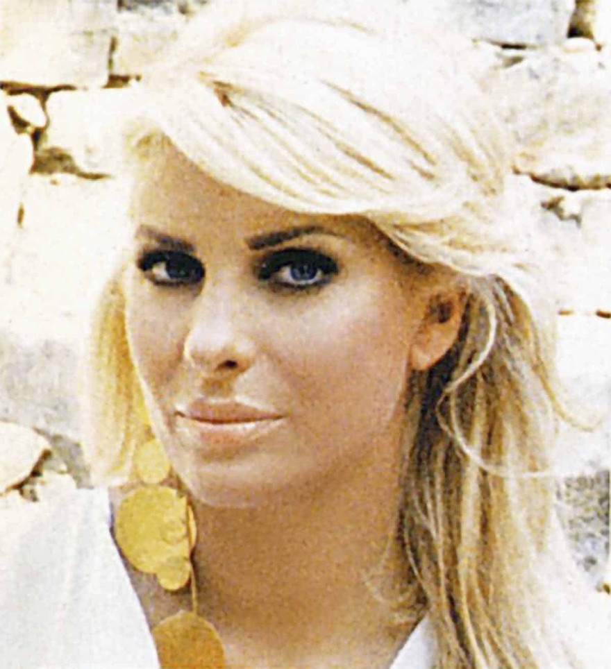 Πριν φτιάξει τα δόντια της, με καστανά άφρο μαλλιά: Σπάνιες φωτογραφίες της Ελένης Μενεγάκη στο φως της δημοσιότητας