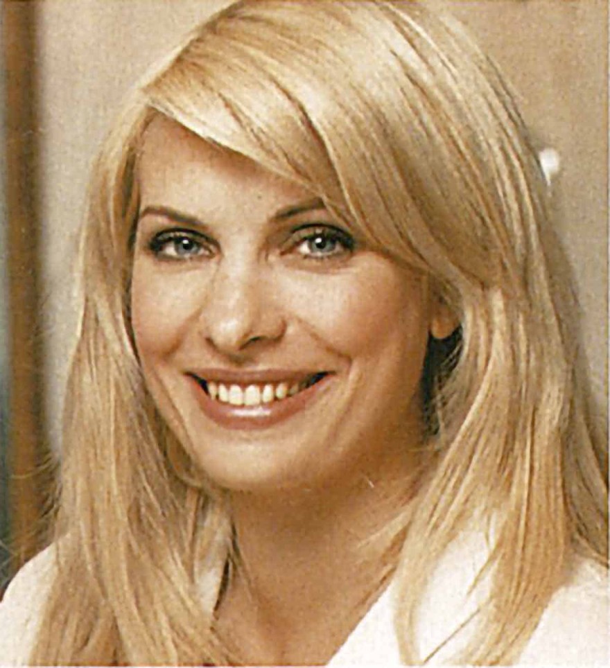 Πριν φτιάξει τα δόντια της, με καστανά άφρο μαλλιά: Σπάνιες φωτογραφίες της Ελένης Μενεγάκη στο φως της δημοσιότητας