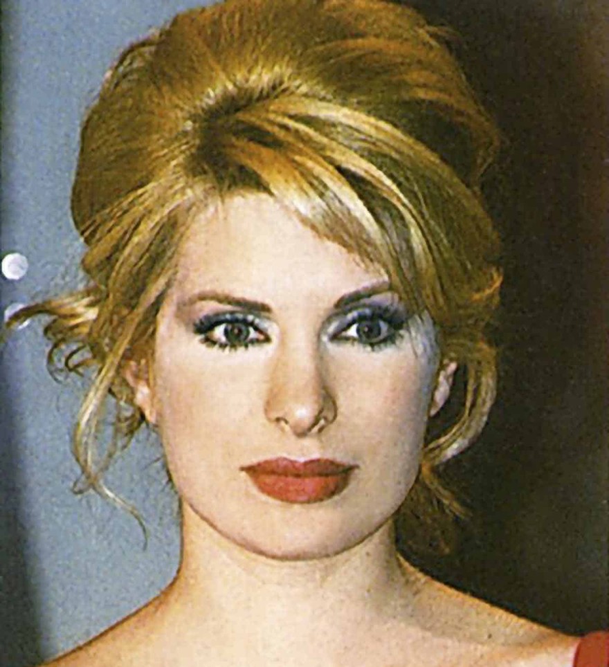 Πριν φτιάξει τα δόντια της, με καστανά άφρο μαλλιά: Σπάνιες φωτογραφίες της Ελένης Μενεγάκη στο φως της δημοσιότητας