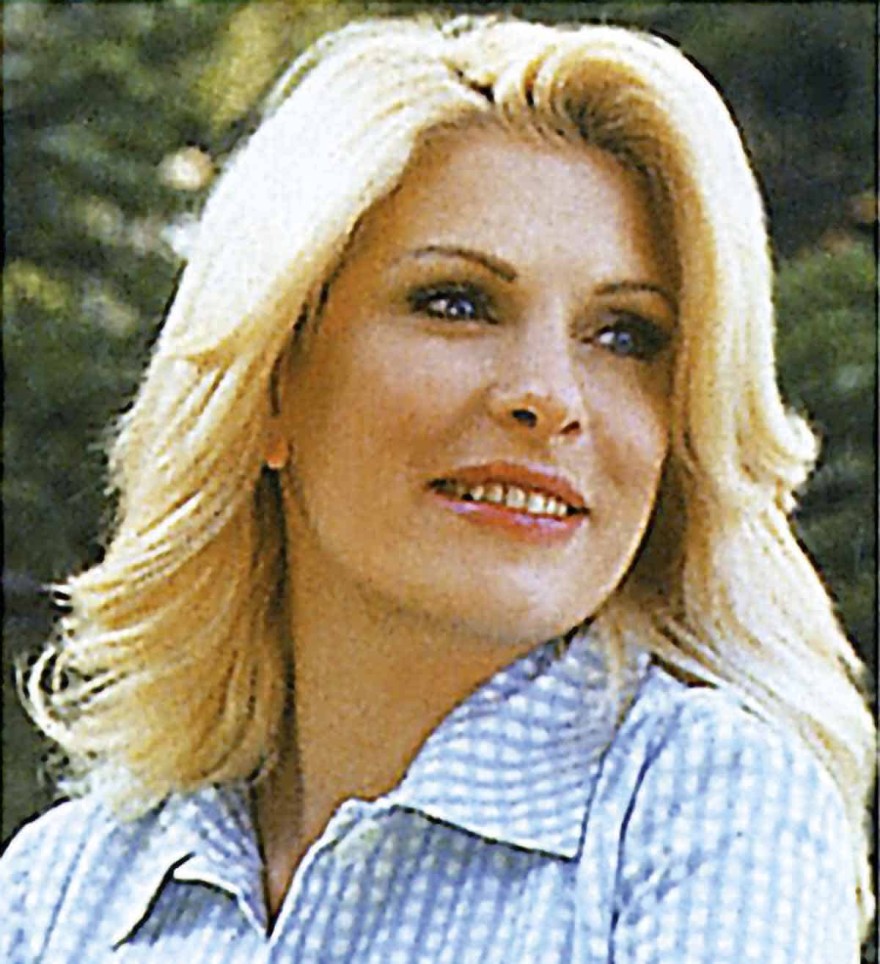 Πριν φτιάξει τα δόντια της, με καστανά άφρο μαλλιά: Σπάνιες φωτογραφίες της Ελένης Μενεγάκη στο φως της δημοσιότητας