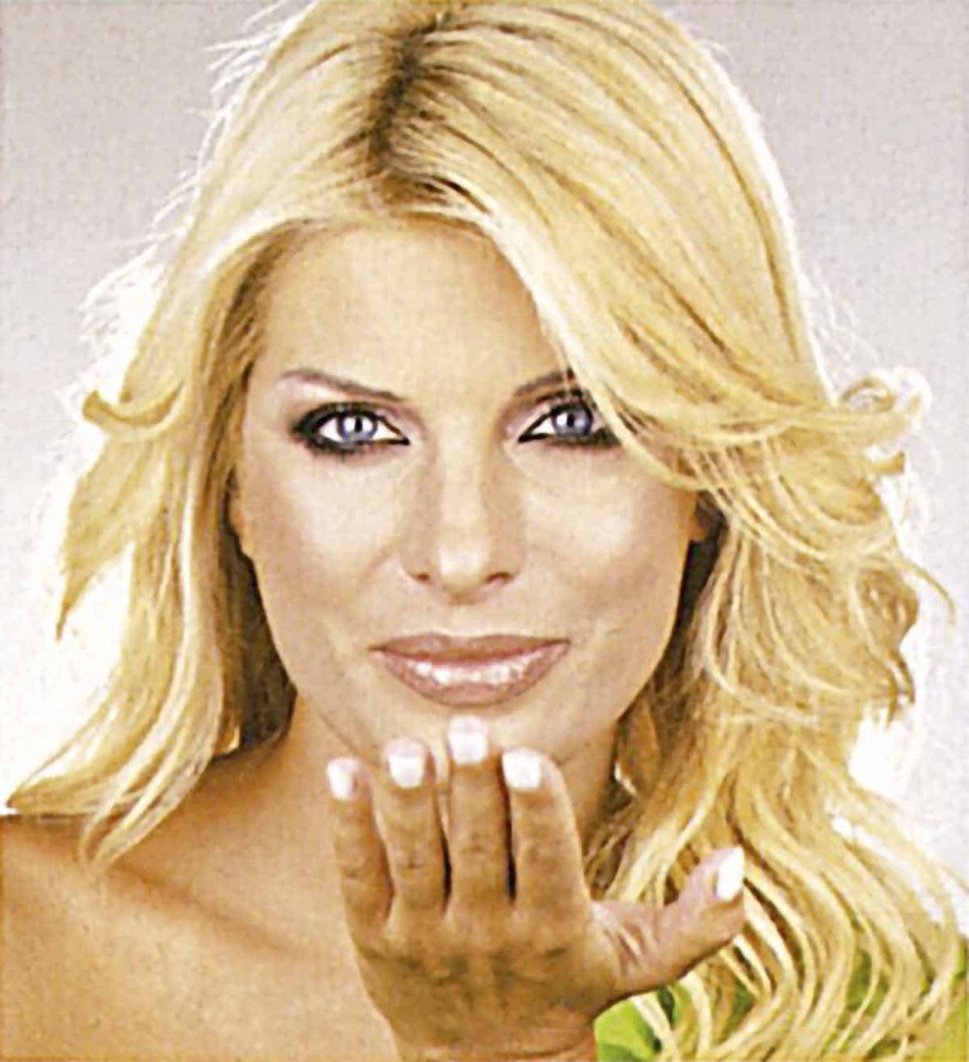 Πριν φτιάξει τα δόντια της, με καστανά άφρο μαλλιά: Σπάνιες φωτογραφίες της Ελένης Μενεγάκη στο φως της δημοσιότητας