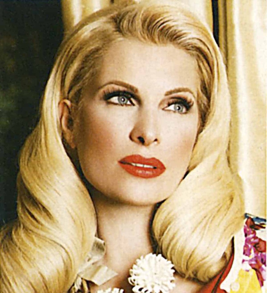 Πριν φτιάξει τα δόντια της, με καστανά άφρο μαλλιά: Σπάνιες φωτογραφίες της Ελένης Μενεγάκη στο φως της δημοσιότητας