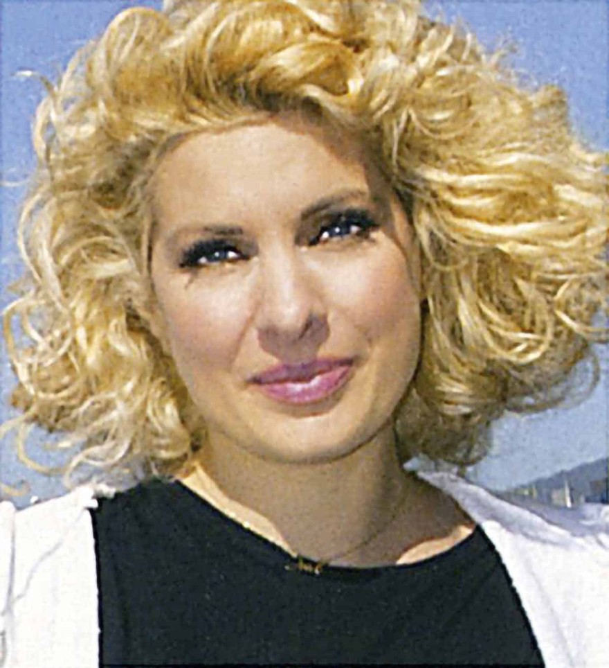 Πριν φτιάξει τα δόντια της, με καστανά άφρο μαλλιά: Σπάνιες φωτογραφίες της Ελένης Μενεγάκη στο φως της δημοσιότητας