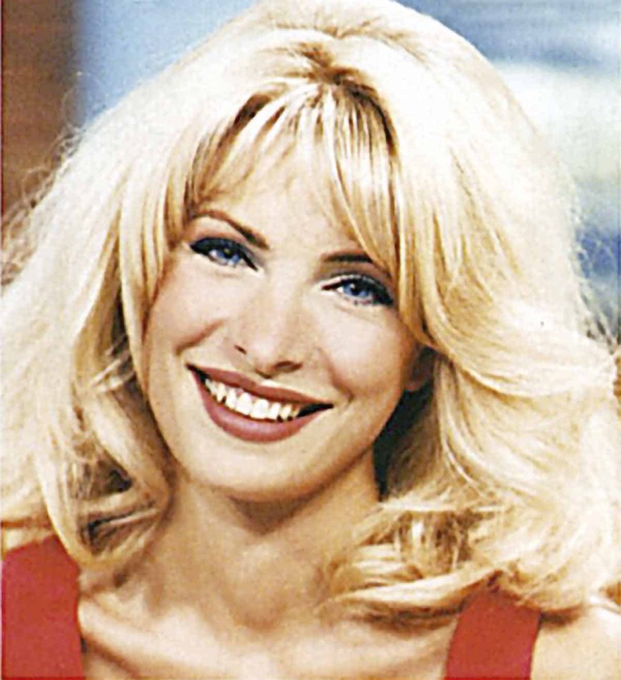 Πριν φτιάξει τα δόντια της, με καστανά άφρο μαλλιά: Σπάνιες φωτογραφίες της Ελένης Μενεγάκη στο φως της δημοσιότητας