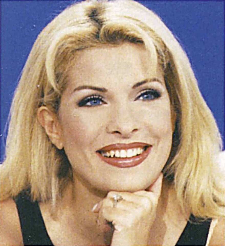 Πριν φτιάξει τα δόντια της, με καστανά άφρο μαλλιά: Σπάνιες φωτογραφίες της Ελένης Μενεγάκη στο φως της δημοσιότητας