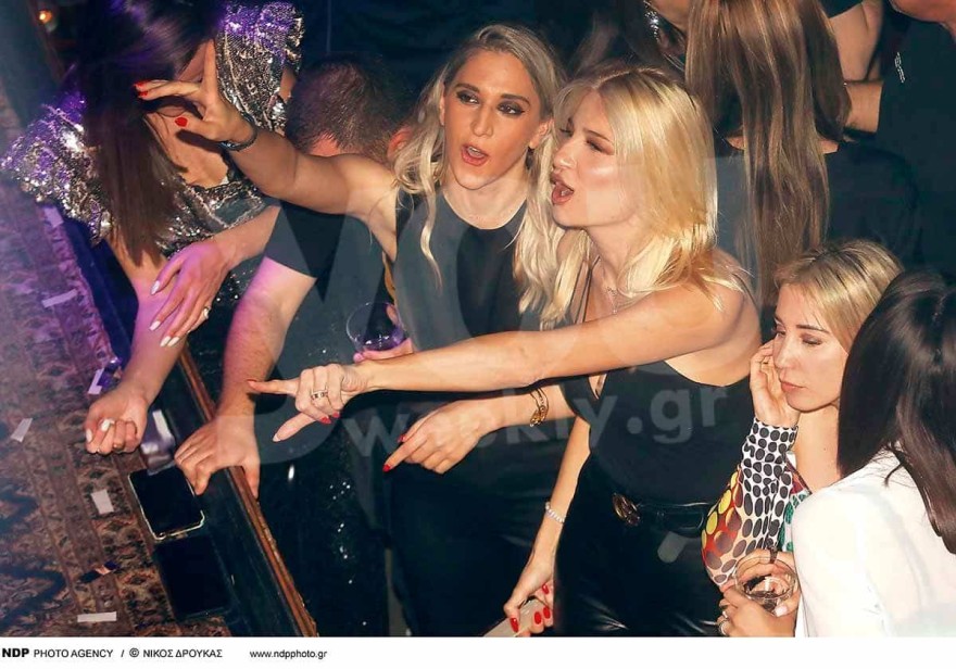 Η Φαίη Σκορδά το έριξε έξω: Σπάνια βραδινή εμφάνιση - Χόρευε και τραγουδούσε ντυμένη αισθησιακά