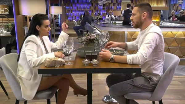 First Dates: «Μύρισε ποδαρίλα» - Δάκρυσε το twitter με την κίνηση του "ποδολάγνου" Αντώνη μέσα στο εστιατόριο