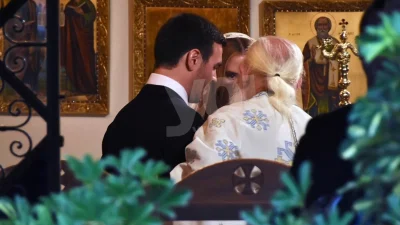 Παντρεύτηκε ο γιος της Γιάννας Αγγελοπούλου Δασκαλάκη - Με μαύρο κοστούμι και γαλάζια γραβάτα ο Δημήτρης και δίπλα η νύφη