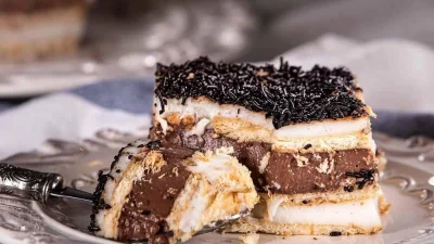 Γλυκό ψυγείου της αρχιτεμπέλας με κρέμα βανίλια - σοκολάτα και μπισκότα