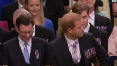 Στέψη βασιλιά Καρόλου: Εμφανίστηκε ο πρίγκιπας Χάρι - Μόνος, ντυμένος με κοστούμι και χωρίς ενεργό ρόλο