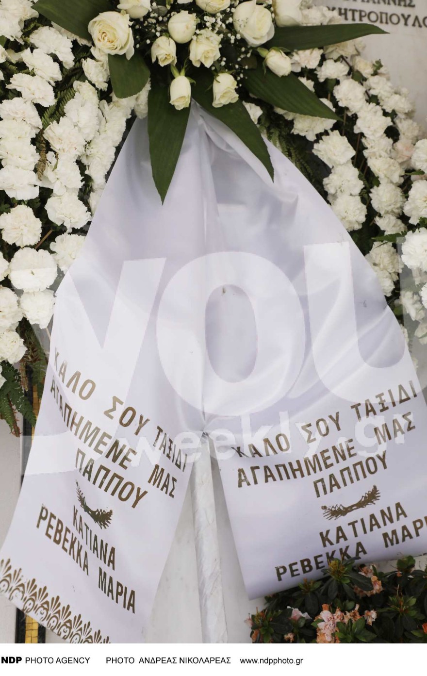 Τι γράφει επάνω το στεφάνι που έστειλε η Άντζελα Δημητρίου στην κηδεία Τι γράφει επάνω το στεφάνι που έστειλε η Άντζελα Δημητρίου στην κηδεία του Κακέτση του Κακέτση 