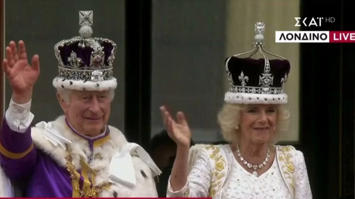 Στο μπαλκόνι ο Βασιλιάς Κάρολος και η Καμίλα μαζί με την οικογένεια - Η ηχηρή απουσία του πρίγκιπα Χάρι