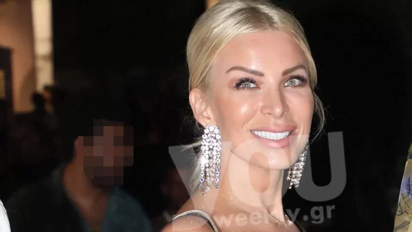 Με εντυπωσιακό στενό φόρεμα και την πλάτη έξω - Η 3όροφη τούρτα στο πάρτι γενεθλίων της Καινούργιου