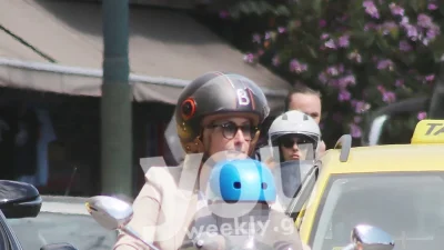 Οδηγούσε έντονη πορτοκαλί βέσπα - Η Σία Κοσιώνη μαζί με το γιο της Δήμο στους δρόμους της Αθήνας