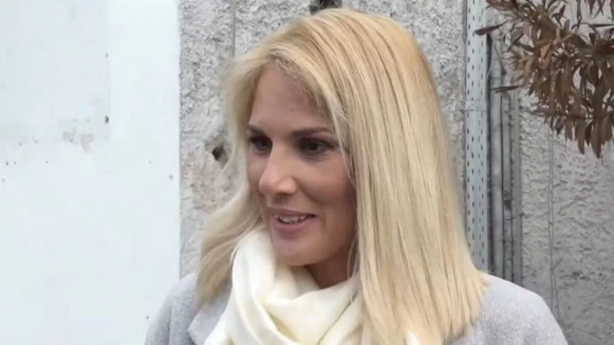 «Δεν μου ευχήθηκαν, δεν θέλω να μιλάω γι' αυτό παιδιά» - Φανερά αμήχανη η Ντόρα Κουτροκόη σε ερώτηση για τον Οικονόμου και τον Παυλόπουλο μετά το ΣΚΑΙ