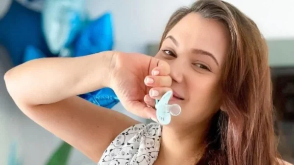 Ό,τι πιο γλυκό: Ο μπέμπης χάιδευε το πρόσωπο του παππού της και εκείνη χαμογελούσε - Η συγκινητική φωτογραφία της Λάουρας Νάργες