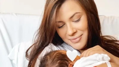 Στα μαύρα με κολάν και κοντομάνικο η Λάουρα Νάργες - Το σώμα της 8 μήνες μετά τη γέννα