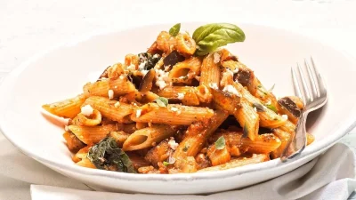 Εύκολη και οικονομική συνταγή για πένες alla Norma χωρίς γλουτένη - Με μελιτζάνες και φυτικό τυρι