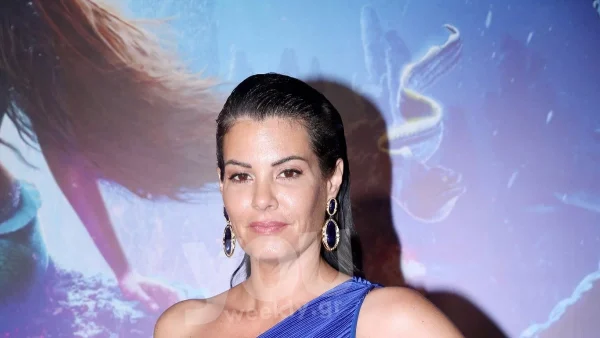 Με θαλασσί μάξι φόρεμα - Η εκρηκτική εμφάνιση της Μαρίας Κορινθίου στην πρεμιέρα της ταινίας «Η μικρή γοργόνα»