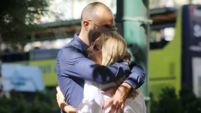 Η Μαρία Ηλιάκη με την κόρη τους αγκαλιά κι εκείνος δίπλα - Η πρώτη φωτογραφία του Στέλιου Μανουσάκη από την βάφτιση της μικρής Κατερίνας