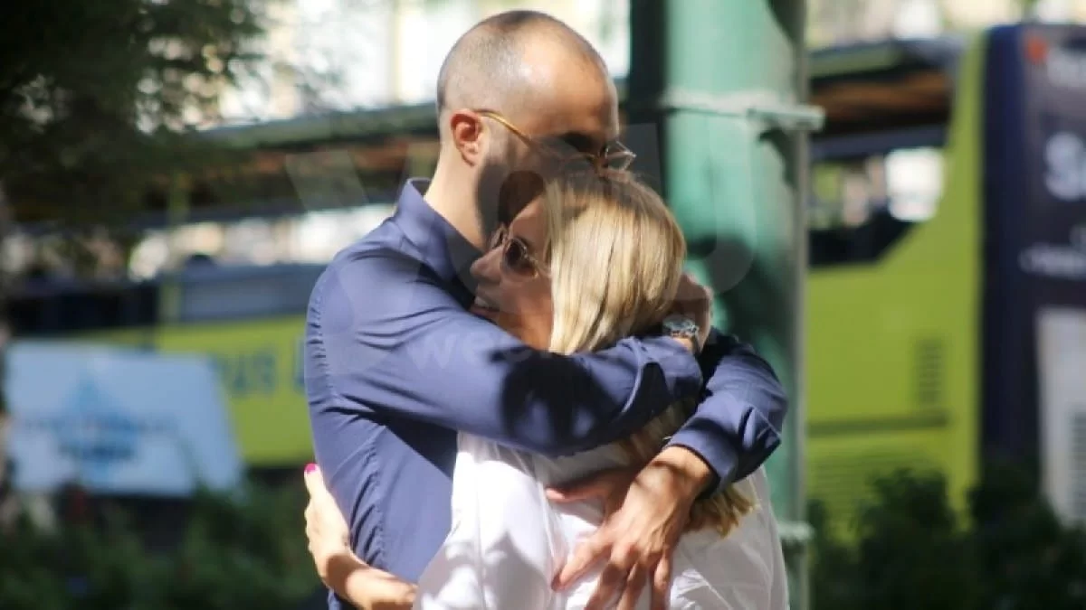 Η Μαρία Ηλιάκη με την κόρη τους αγκαλιά κι εκείνος δίπλα - Η πρώτη φωτογραφία του Στέλιου Μανουσάκη από την βάφτιση της μικρής Κατερίνας