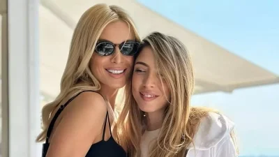 Ετοιμάζεται να ντυθεί νυφούλα η Κοζάρη - Στο δωμάτιο του ξενοδοχείου με μουσική υπόκρουση Μουζουράκη