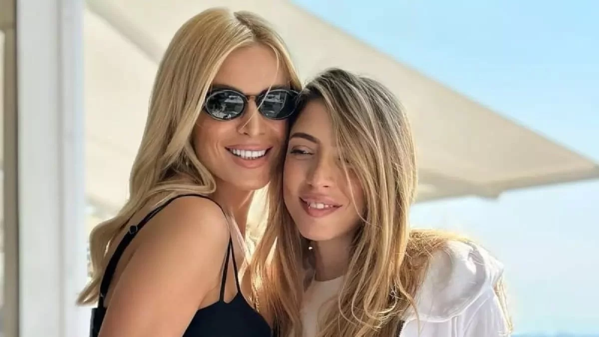 Ετοιμάζεται να ντυθεί νυφούλα η Κοζάρη - Στο δωμάτιο του ξενοδοχείου με μουσική υπόκρουση Μουζουράκη