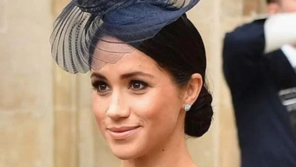 Στέψη βασιλιά Καρόλου: Έβαλε περούκα, γυαλιά, μουστάκι και μπήκε κρυφά - Η φωτογραφία της "μεταμφισμένης" Μέγκαν Μαρκλ που έγινε viral