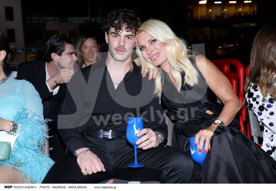 Πιο μυώδης, με μουστάκι: Αγνώριστος ο Άγγελος Λάτσιος σε επίδειξη μόδας στο πλευρό της Ελένης Μενεγάκη