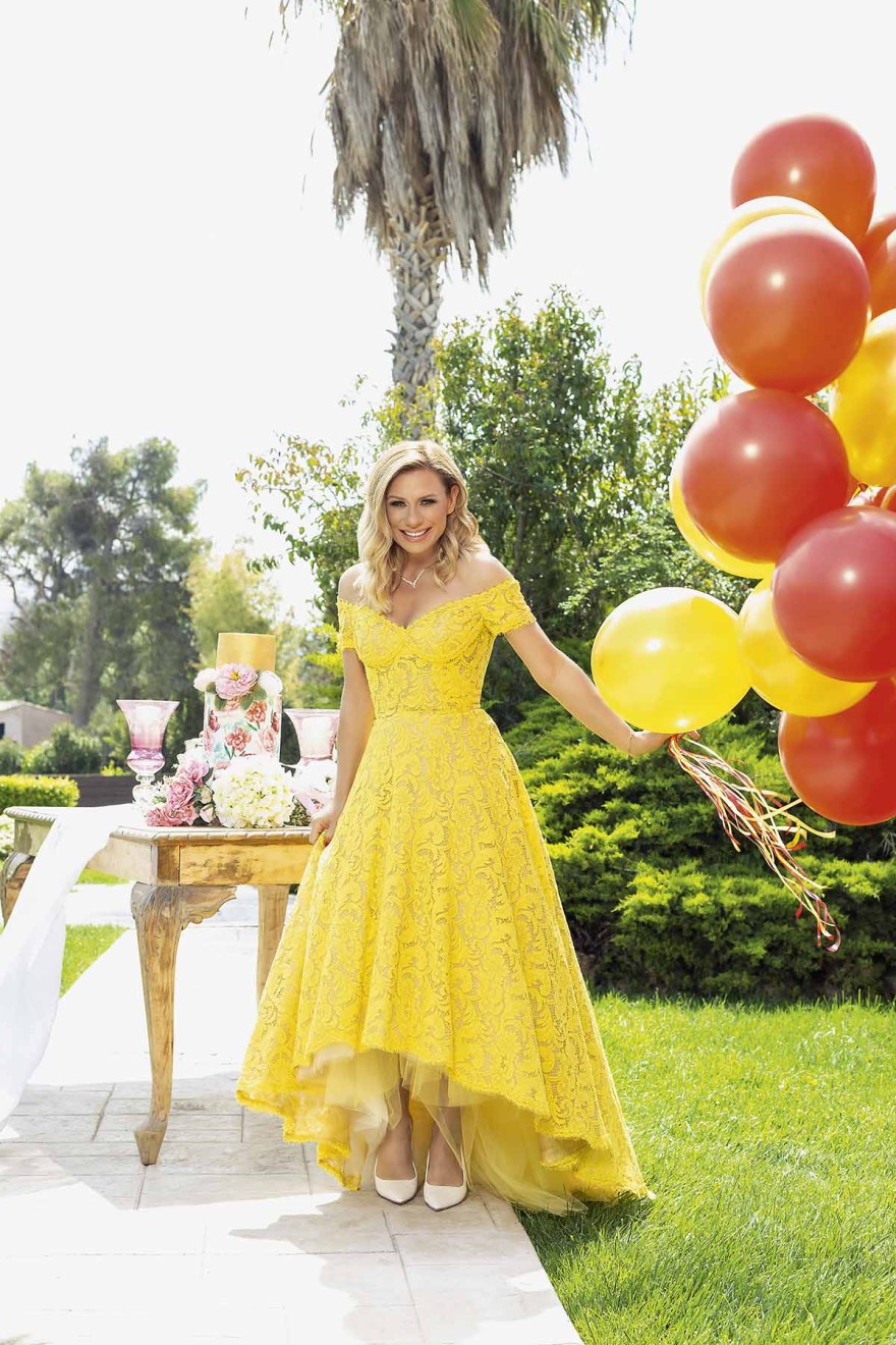 10 χρόνια YOU και η Κατερίνα Καραβάτου φωτογραφίζεται με συγκλονιστικές δημιουργίες Ελλήνων σχεδιαστών