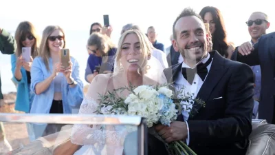 Αποκλειστικό: Ραμμένα πάνω της με γαλλικά υφάσματα - Όλες οι λεπτομέρειες για τα δυο νυφικά της Μαριλού Κόζαρη