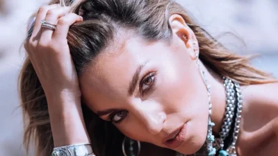 Σε κατάλευκο εκκλησάκι της Μυκόνου -  Η Αθηνά Οικονομάκου ποζάρει ανανεωμένη με το μαγιό της