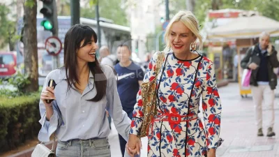 Με γκρίζα μαλλιά και μούσια στην αγκαλιά της Παπαγεωργίου - Αυτός είναι ο σύντροφος της Έλενας Χριστοπούλου