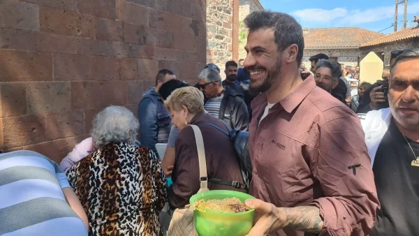 «Πνίγηκαν» τα σοκάκια της Λέσβου με την εμφάνιση του Άκη Πετρετζίκη - Σέρβιρε κισκέκ έξω από Ταξιάρχη