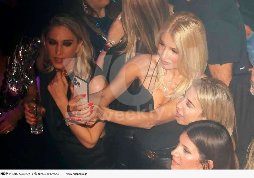 Η Φαίη Σκορδά το έριξε έξω: Σπάνια βραδινή εμφάνιση - Χόρευε και τραγουδούσε ντυμένη αισθησιακά