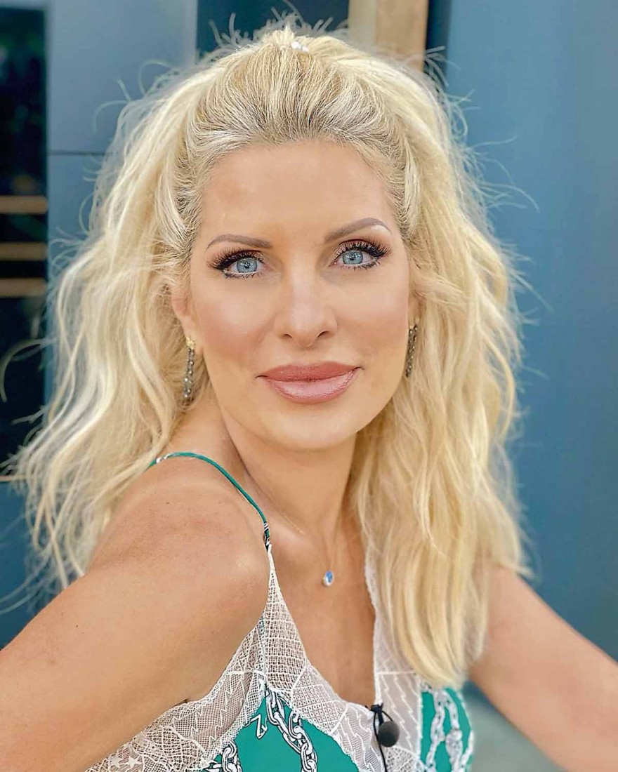 Πριν φτιάξει τα δόντια της, με καστανά άφρο μαλλιά: Σπάνιες φωτογραφίες της Ελένης Μενεγάκη στο φως της δημοσιότητας