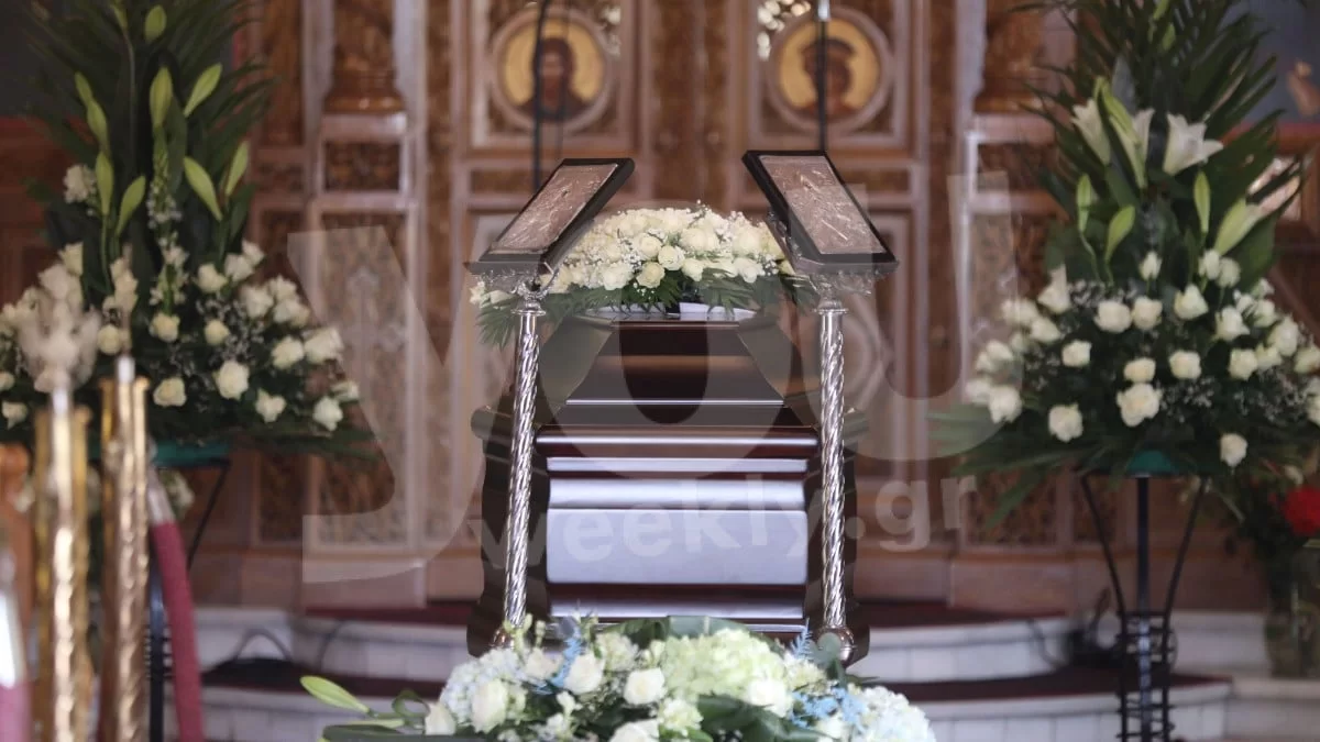 Κηδεία Στηβ Κακέτση: Απούσα η Άντζελα Δημητρίου - Τι γράφει επάνω το στεφάνι που έστειλε