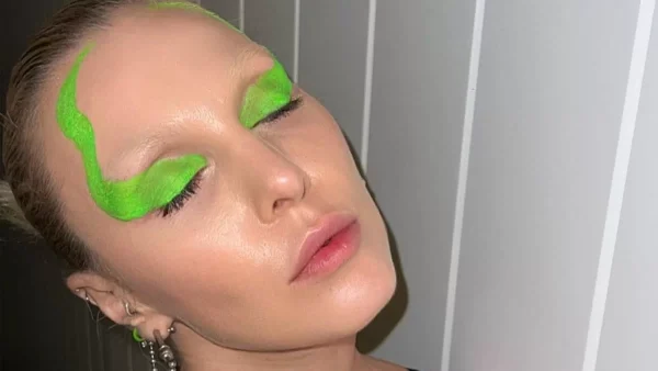 Με μαύρο outfit και πάνω από 4 χρώματα στα μαλλιά της - Η εντυπωσιακή εμφάνιση της Τάμτα στο Φεστιβάλ των Καννών