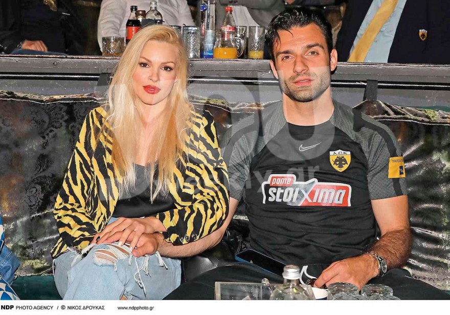 Βίκυ Κάβουρα - Γιώργος Τζαβέλλας: Τα τρυφερά φιλιά τους μπροστά στις κάμερες σε βραδινή έξοδο