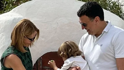 Τζένη Μπαλατσινού: Η σικάτη εμφάνιση της στο πλευρό του Βασίλη Κικίλια στην προεκλογική του συγκέντρωση