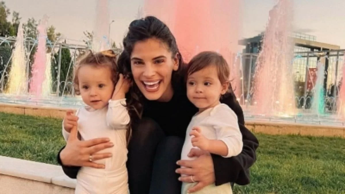 «Πόσο ψέμα...» - Οργή κάτω από την ανάρτηση της Χριστίνας Μπόμπα για τις δίδυμες κόρες της