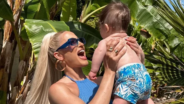 Ποζάρουν αγκαλιά σε lux ξενοδοχείο της Μυκόνου - Ξετρελαμένη η Ιωάννα Τούνη με το γιο της