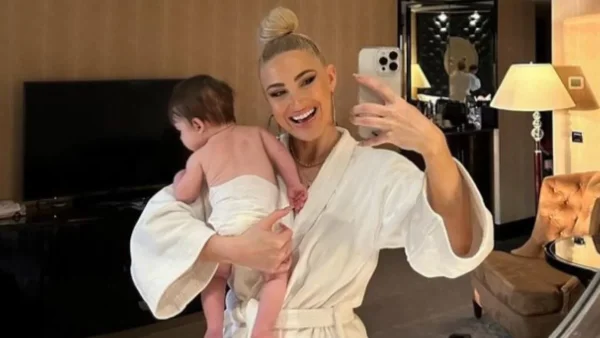 Δε σταματάει πουθενά η Ιωάννα Τούνη - Η στιγμή που τα παράτησε όλα για να θηλάσει το γιο της (Βίντεο)